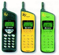 Le nouveau tlphone mobile Sagem RC 712 disponible en noir, jaune et vert.